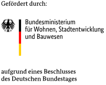 Schwarze Schrift mit "Bundesministerium für Wohnen, Stadtentwicklung und Bauwesen", daneben das Bundeswappen und die Farben der Deutschland Flagge. 