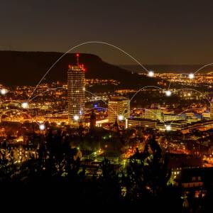 Blick auf das beleuchtete Jena in der Nacht.