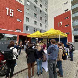 Viele Menschen stehen vor dem Eingang des Smarten Quartiers in Jena.