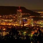 Nachtansicht auf Jena, zu sehen der Turm und weitere Gebäude