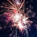 Klarer Nachthimmel an dem ein Feuerwerk farbenprächtig und hell leuchtet.