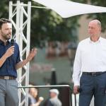 Minister Wolfgang Tiefensee (rechts) und Dezernent für Finanzen, Sicherheit, Bürgerservice und Digitalisierung Benjamin Koppe eröffnen auf der Bühne das Smart City Fest