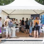 Blick von vorn auf das gut mit Menschen gefüllte Smart City und 5G Infozelt
