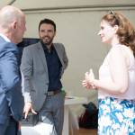 Von links Minister Wolfgang Tiefensee, Dezernent Benjamin Koppe und Gesamtprojektleiterin 5G Dorothea Prell vor dem Infozelt im Gespräch. Im Hintergrund ist das Projektplakat zu sehen.