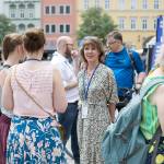 Die 5G Projektmanagerin Heike Stötzner im Gespräch mit der Gesamtleiterin Dorothea Prell und einer Bürgerin. Dazu sind weitere im Gespräch befindliche Menschen auf dem Bild.