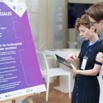 Teilprojektleiterin Stefanie Teichmann erläutert einer interessierten Bürgerin die Inhalte des Handlungsfeld 3 der Smart City Jena