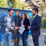Vier Personen im Gespräch.