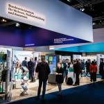 Messestand mit vielen Menschen.