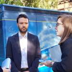 Dezernent Benjamin Koppe und Gesamtprojektleiterin Dorothea Prell im Gespräch mit einer Bürgerin.