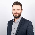 Bürgermeister Benjamin Koppe lächelt in die Kamera.
