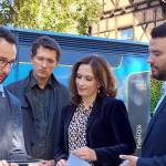 Dezernent Benjamin Koppe und Gesamtprojektleiterin Dorothea Prell im Gespräch mit zwei Personen..