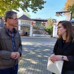 Ein Mann und eine Frau sind im Gespräch.