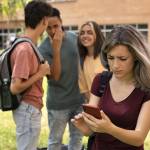 Mädchen erfährt Cybermobbing.