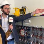 Ein Mann und eine Frau sind im Gespräch über das aktuelle 5G-Projekt in Jena. Rechts im Bild sind verschiedene Hebel und Schalter zu sehen.