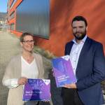 v. r. Digitalisierungsdezernent Benjamin Koppe und CDO/Gesamtprojektleiterin Smart City Manuela Meyer halten die Strategie und Maßnahmensteckbriefe vor dem Stadtverwaltungsgebäude in den Händen