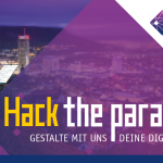 Mann mit Laptop sitzt vor abendlichem Panorama der Stadt Jena