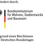 Schwarze Schrift mit "Bundesministerium für Wohnen, Stadtentwicklung und Bauwesen", daneben das Bundeswappen und die Farben der Deutschland Flagge. 