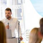Benjamin Koppe, Dezernent für Digitalisierung der Stadt Jena, spricht beim Smart City Forum vor Publikum. 