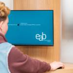 Person sitzt vor Computer in der Ernst-Abbe-Bücherei.