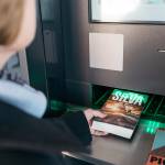 Person leiht ein Buch aus in der Ernst-Abbe-Bücherei.