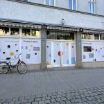 Foto von außen von dem ProbierLaden in Jena. Die Fenster sind bunt beklebt und davor steht ein Fahrrad.