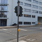 Ampel am Verkehrsknoten Felsenkeller mit aufgesetzter TraffiCam zur Detektion von potentiell gefährdetem Radverkehr.
