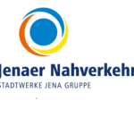 Oben zu sehen ist das ein Kreis in mehren Farben, darunter ist ein Schriftzug: "Jenaer Nahverkehr Stadtwerke Jena Gruppe".