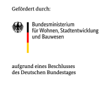 Ein stilisierter Adler, rechts daneben ein Strich in den Deutschlandfarben, rechts daneben ein Schriftzug "Bundesministerium für Wohnen, Stadtentwicklung und Bauwesen