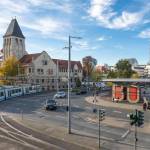 Zu sehen ist der Jenaer Busbahnhof mit der Kreuzung und den Fußgängerampeln.