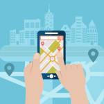 Zu sehen ist eine Person die ein Smartphone in den Händen hält. Auf dem Smartphone sieht meine eine Navigationskarte und im Hintergrund ist eine Stadt abgebildet.