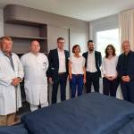 Zu sehen sind Vertreter der Stadt Jena und der Stadtwerke Jena in einem der Gesundheitsapartments. 