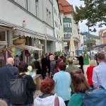Viele Menschen stehen vor einem Laden.