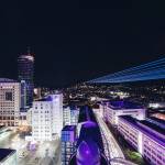 Jena bei Nacht mit vielen bunten leuchtenden Strahlen.