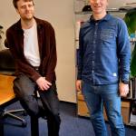 Christoph Voigt rechts und Felix Blumenstein lächeln in die Kamera.