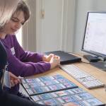 Zwei Mädchen sitzen am Computer und schauen sich verschiedene Modelle in einem Ordner an.