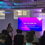 Smart-City-Gesamtprojektleiterin Dorothea Prell steht vor einem Publikum und hält einen Vortrag zum Thema Smart City Projekt Jena, digitale Impulse für Handel und urbanes Leben.