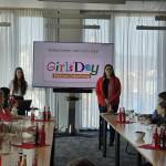 Zwei Frauen stehen vor kleinem Publikum und reden.