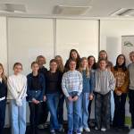Gruppe von Mädchen schaut in die Kamera