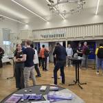 Teilnehmende des Data Science Day Jena im Gespräch.
