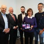 Mehrere Personen schauen in die Kamera