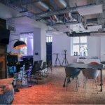 Innenansicht des JEDI - Jena Digital Innovation Hub mit Stuhlreihen und Stehtischen