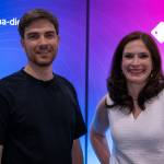 mann und frau lächeln in die kamera.