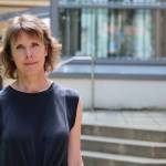 Heike Stötzner schaut in die Kamera.