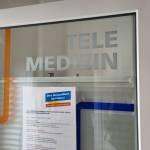 Mandy Steinbrück wird verkabelt.