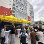 Viele Menschen vor dem Smarten Quartier.