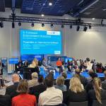 Mehrere Menschen bei Podiumsdiskussion.