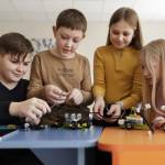 Vier Kinder bauen eine Drohne. 