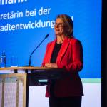 Sabine Poschmann, Parlamentarische Staatssekretärin bei der Bundesministerin für Wohnen, Stadtentwicklung und Bauwesen, steht am Rednerpult