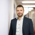 Bürgermeister Benjamin Koppe lacht in die Kamera.
