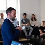 Bürgermeister Benjamin Koppe spricht vor Publikum.